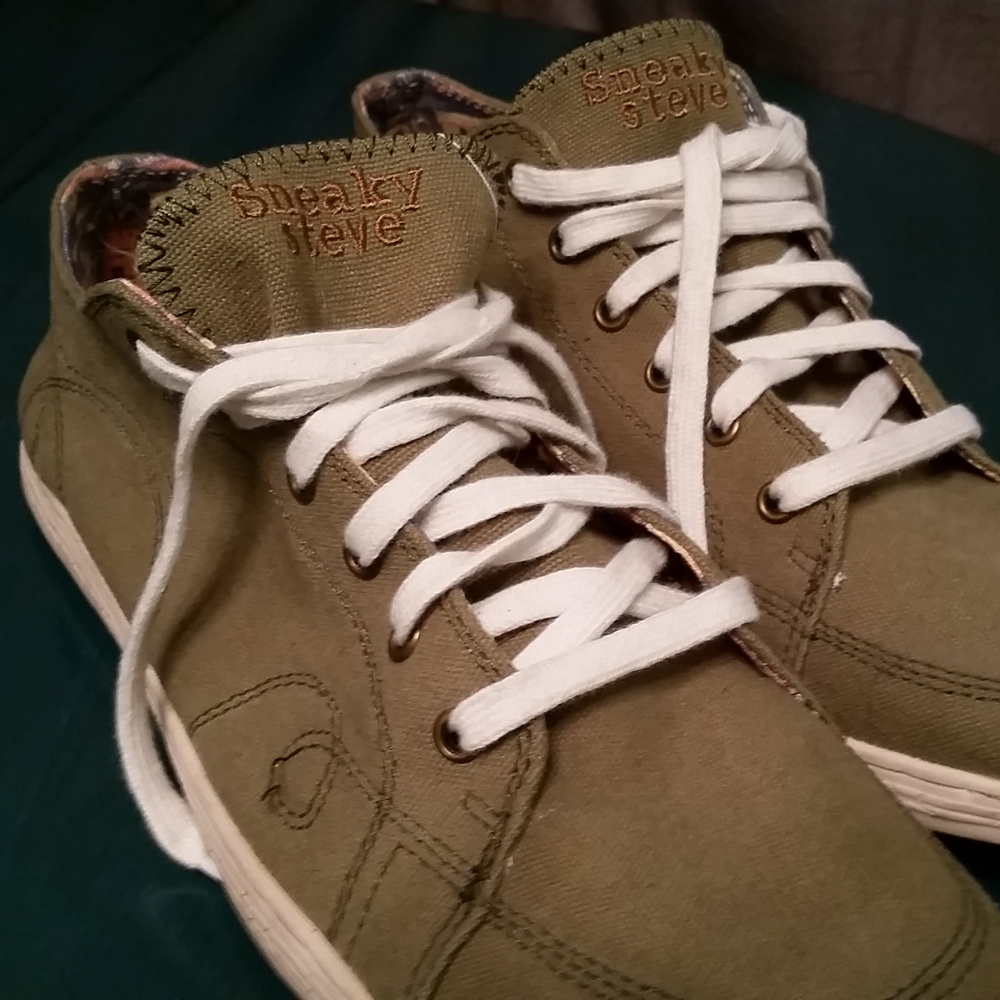 Sneaky Steve Lummicks Low Top Sneakers